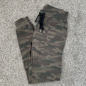 Zyia camo unwind joggers